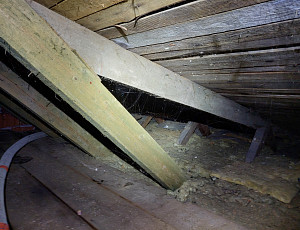 Zateplení stropu rodinného domu pomocí foukané izolace